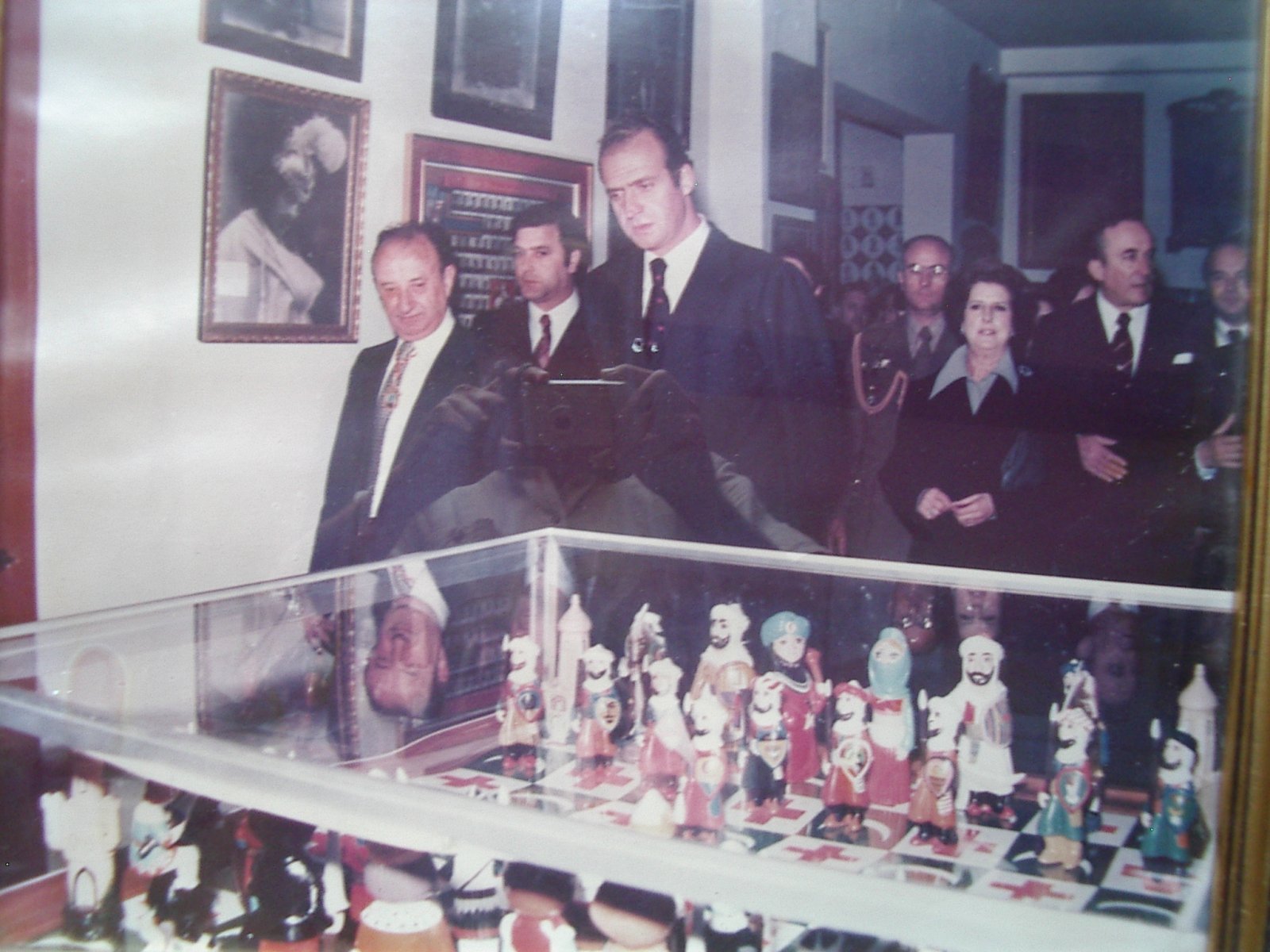 Visita Principes a la ASJ (Ajedrez regalado por la Filá)