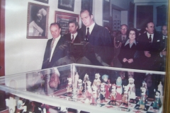 Visita Principes a la ASJ (Ajedrez regalado por la Filá)