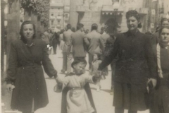Alfonso Segui hijo junto a su madre y tia
